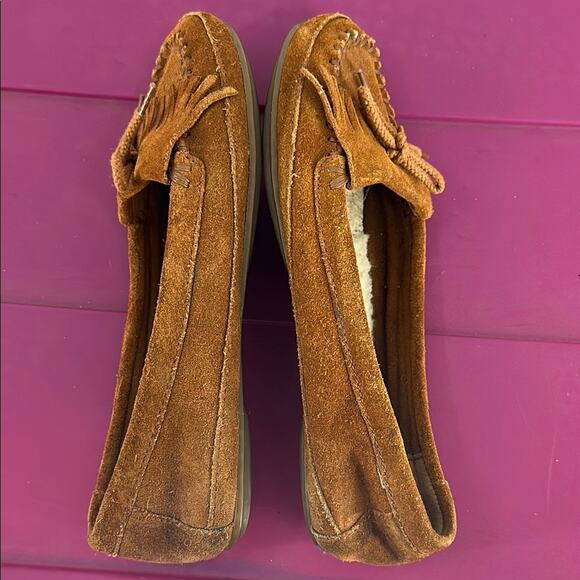 Minnetonka Women's Sherpa Lined Moccasins in Tan 7 - Picture 6 of 9